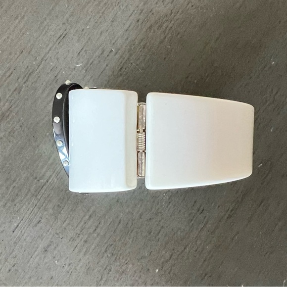 CHANEL Black & Ivory White Alluring Heart Resin 2006 Spring Hinge Cuff Bracelet - Picture 6 of 12